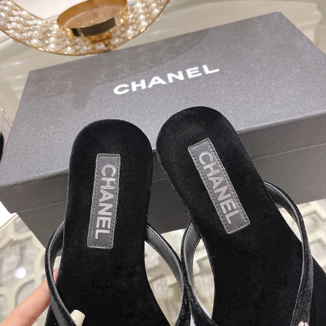 👟👟Ex-factory price 400👟👟 Chanel Xiaoxiang black herringbone flip-flops, simple, high-end and elegant ~ full of fragrance ~ very light on the foot ~ soft and comfortable, not stiff ~ no foot grinding ~ great foot feel ~ daily travel in summer ~ home vacation ~ easy to hod in various occasions ~ of course it must be beautiful in summer... ⇢✈ Upper: original 1:1 exclusive customized space cloth/sheepskin ⇢✈Outsole: original 1:1 exclusive molded genuine leather sole imported from Italy ⇢✈𝐒𝐈𝐙𝐄: 35-41 ⚠️Difference in market currency ~ high-end quality is definitely different‼ ️